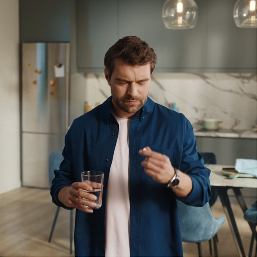 Мужчина, готовящийся принять таблетку Разо